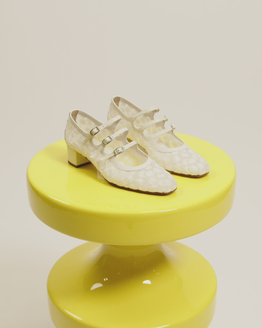 Kina - Escarpins babies cuir ivoire et dentelle à fleurs upcyclée - Image numéro 10